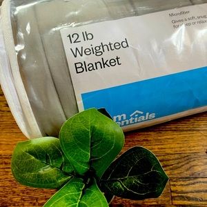 Heavy blanket 12lb gray color. Microfiber